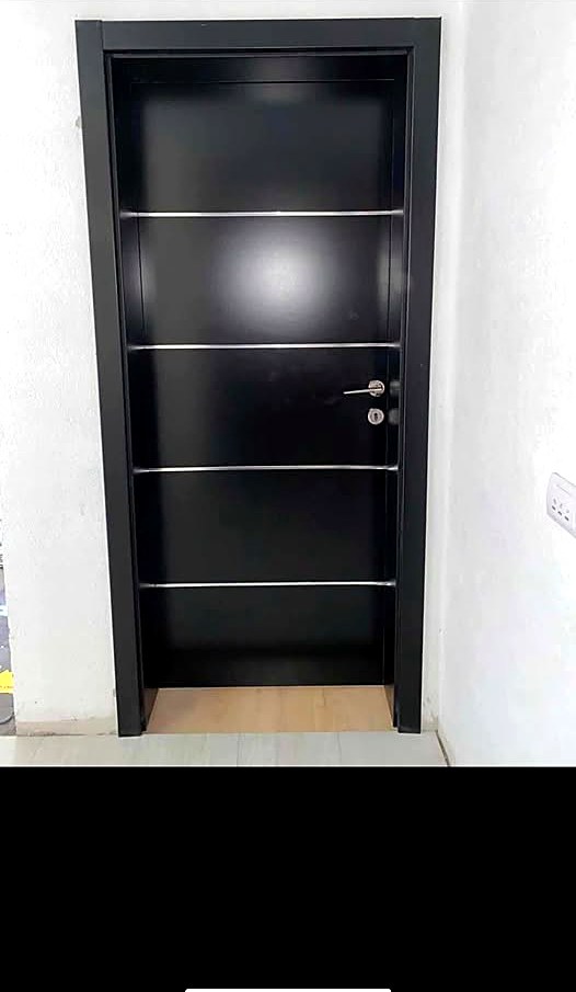 Crna sobna vrata sa inox lajsnama
